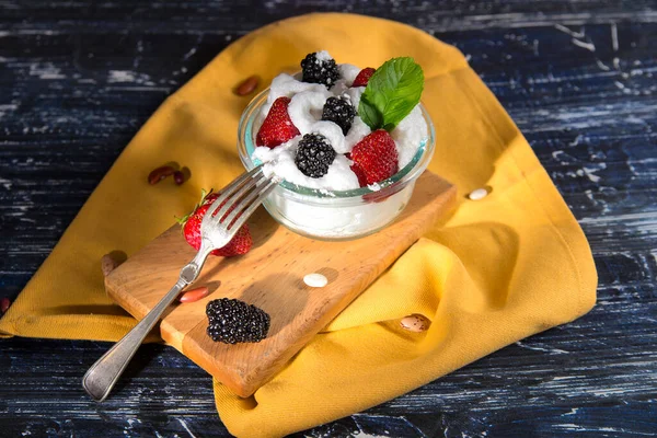 Fresas Moras Con Crema Servilleta Amarilla — Foto de Stock