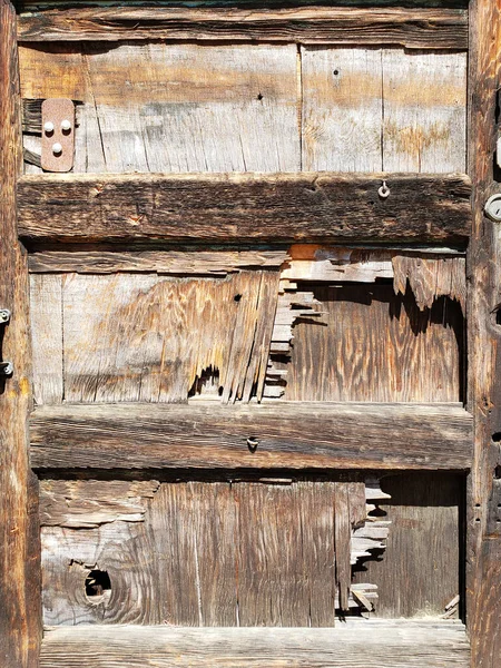 古い壊れた木製のドアの背景 — ストック写真