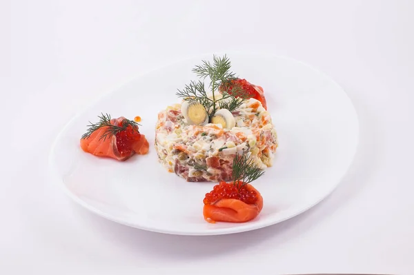 Insalata Olivier Piatto Bianco Con Caviale Rosso — Foto Stock