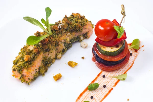 Pescado Masa Sobre Plato Blanco Con Tomate Berenjena —  Fotos de Stock