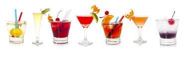 Beyaz arkaplanda farklı kokteyller