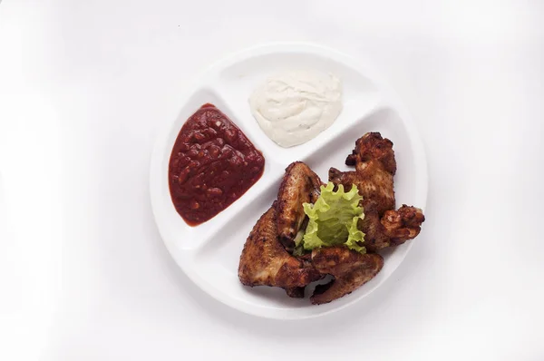 Alas Pollo Con Salsa Especias Plato Blanco — Foto de Stock