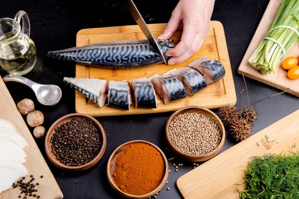 Koch Schneidet Den Fisch Auf Dem Küchentisch — Stockfoto