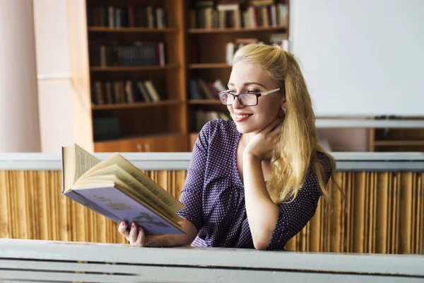 Menina Estudante Ler Livro Biblioteca — Fotografia de Stock