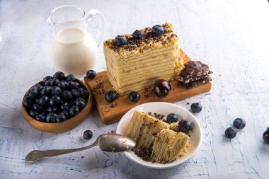 Beyaz masadaki yabanmersinli pasta dilimi.