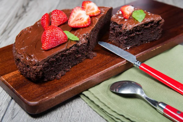 Pastel Chocolate Soporte Madera Con Cuchillo Tenedor — Foto de Stock