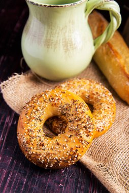 Çuval bezinde simit ve bir sürahi süt.