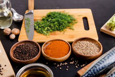 Şefin masasında balık pişirmek için dereotu ve baharat.