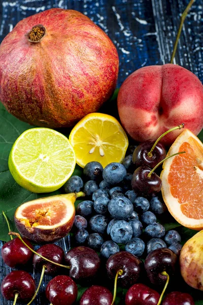 Verschiedene Früchte Und Beeren Auf Dem Tisch — Stockfoto