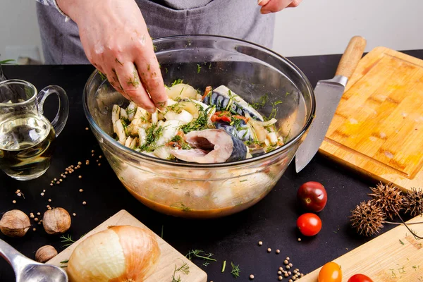 Koch Mixt Den Fisch Einer Gemüsemarinade — Stockfoto