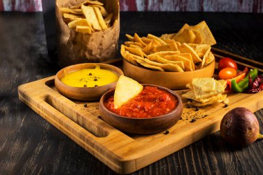 Patates kızartması ve sos masada.