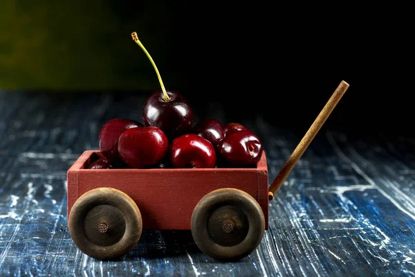 Carro Madera Con Cerezas Frescas — Foto de Stock