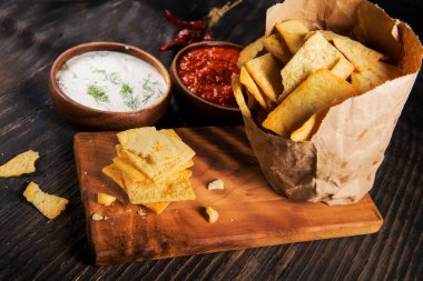 Patates kızartması ve sos masada.