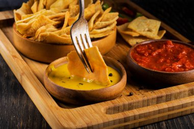 Patates kızartması ve sos masada.