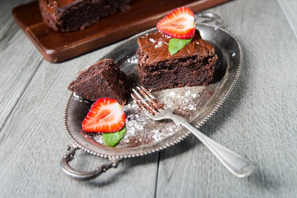 Rebanada Pastel Chocolate Con Fresas — Foto de Stock