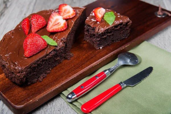 Rebanada Pastel Chocolate Con Fresas — Foto de Stock