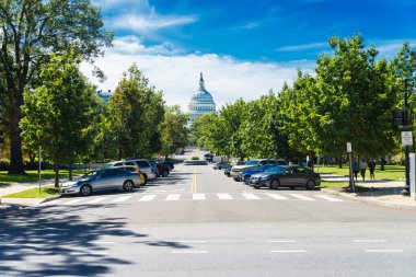Başkent Washington 'da. Fotoğraf: 20 Eylül. Yeşil ağaçlar arasında Capitol yolu.
