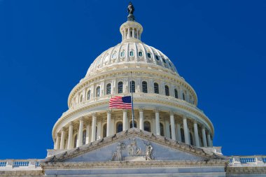 Başkent Washington 'da. Fotoğraf 20 Eylül. 2020. Capitol Kubbesi mavi gökyüzüne yakın.