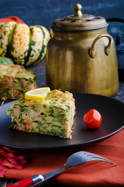 Torta Con Pesce Rosso Sul Tavolo — Foto Stock