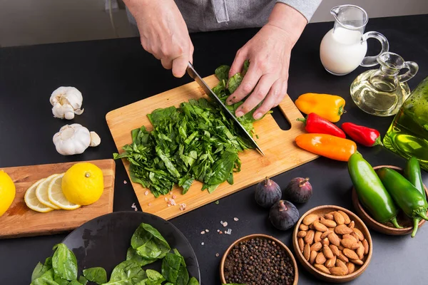 Die Hände Des Chefs Schneiden Spinat Auf Einem Schneidebrett — Stockfoto