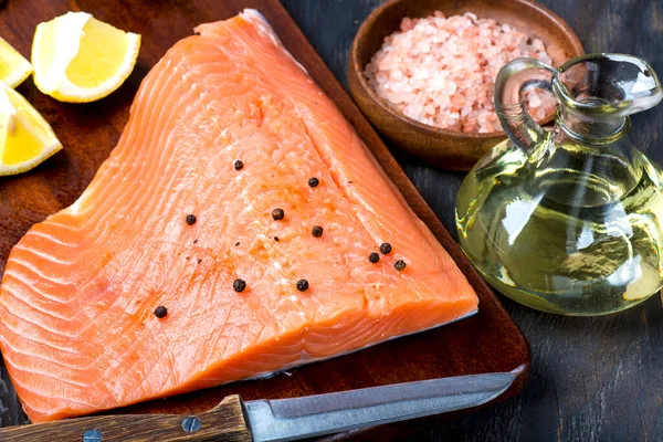 Filete Pescado Rojo Una Tabla Cortar —  Fotos de Stock