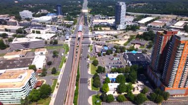 Tysons, Virginia iş bölgesi ofis kuleleri, alışveriş merkezleri ve kesişen ana yollar.