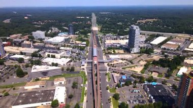 Tysons, Virginia Otoyolları, ofis kompleksleri ve banliyö gelişimindeki modern kentsel yaşam. 