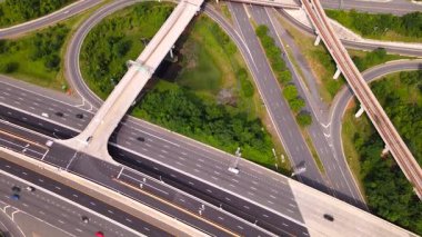 Tysonlar kavşakta ufuk çizgisi oluştururlar. Şehir planlama ve ulaşım merkezi. Kamera aşağı hareket ediyor.
