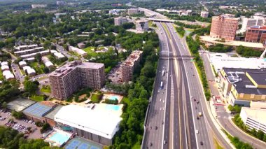 Yoğun bir caddenin havadan görünüşü. Virginia banliyösündeki modern ulaşım ağı.