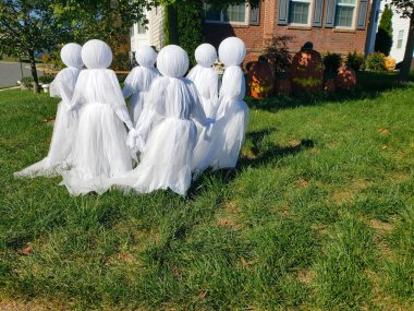 Zombi ve Perili Aksesuarlarla Ürkütücü Cadılar Bayramı Bahçe Alanı