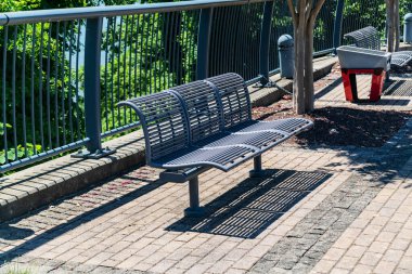 Modern bir bank, güneş paneli ve dekoratif bir yolu olan sakin bir halk oturma alanı.