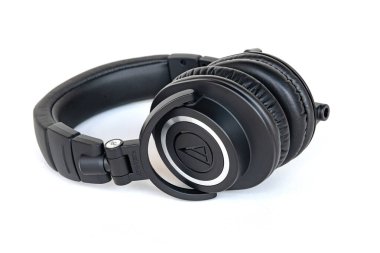 Beyaz arka planda izole edilmiş ses-Teknik profesyonel siyah kulaklıklar.