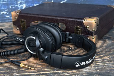 Klasik kablo kulaklıklar ve klasik estetik kablolar. Sarmalanmış kablo ve stüdyo tipi ses donanımı yakalandı..