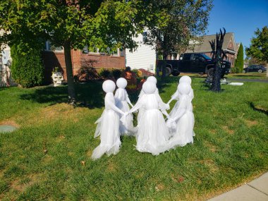 Ürkütücü ve Festive Front Yard Sonbahar Ekranı. Cadılar Bayramı 'na hazır ev