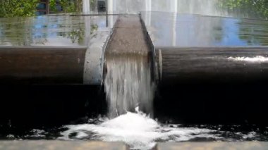 Taze şelale granit bir çeşmeden aşağı süzülüyor. Temiz tasarım ve barışçıl atmosfer birleşsin.