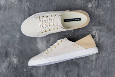 Hafif ve modaya uygun, Tommy Hilfiger spor ayakkabıları her yaz giysisine huzur katar..