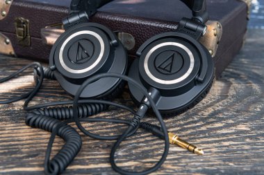 Kalıplı ahşap üzerine yerleştirilmiş 6.3 mm 'lik fişi olan siyah kulaklıklar. Profesyonel ses ve müzik mühendisliği için ses ekipmanları, şık ve ayrıntılı.