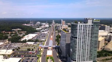 Tysons Virginia 'nın gökyüzü altında metro hattı ve modern binalarıyla hava manzarası