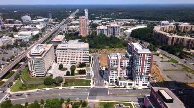 Kuzey Virginia 'da ulaşım altyapısı ve yerleşim alanları olan kentsel ufuk çizgisi