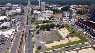 Washington DC banliyösünde çatıları, trafik ve ufuk çizgisi olan kentsel manzara genişliyor