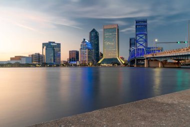 Jacksonville Ana Cadde Köprüsü mimarisi ve finans bölgesinde akşam ışığı.