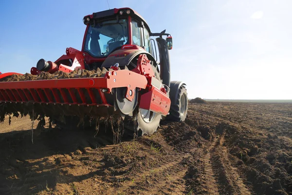 A gazdálkodó a traktor előkészíti a földet tavasszal, hogy kezdje — Stock Fotó