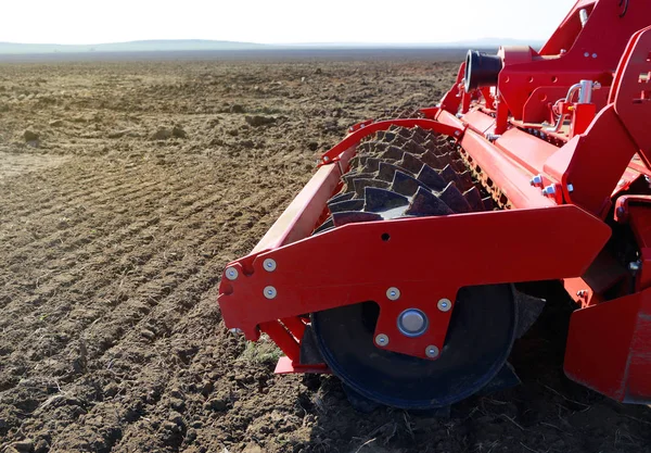 Un granjero prepara la tierra con un destripador . — Foto de Stock