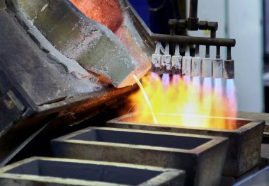 Erimiş Gümüş Ingots içine dökülür