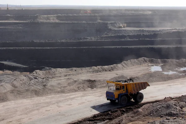 Die Maschine transportiert Kohle in einen Steinbruch — Stockfoto
