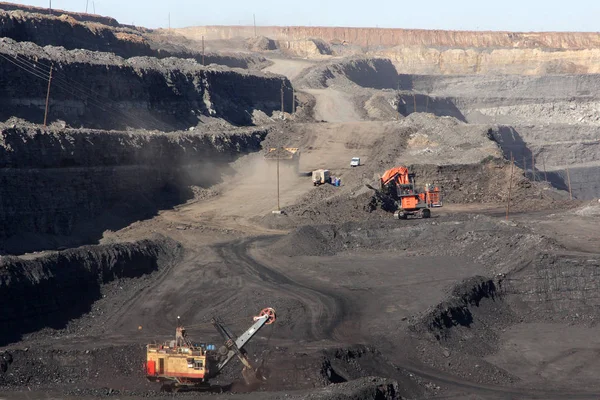 Minería de carbón a cielo abierto en una cantera moderna — Foto de Stock
