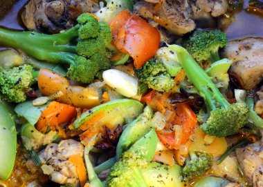 Bir wok karışık sebze ve tavuk pişirme. Sağlıklı yiyecekler. Yukarıdan görüntüle