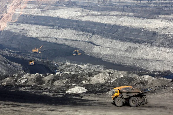 Verladen von Kohle in große Maschinen — Stockfoto