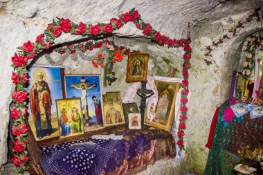 Bakota Mağara Manastırı Podilski tovtry Milli Parkı'nda, Batı Ukrayna'nın Khmelnitskiy bölgesi