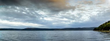 bir Bakota körfezi (Dnistrovske rezervuarı) panoramik manzara, Dnister nehri, Podilski tovtry Ulusal Parkı, Batı Ukrayna 'nın Khmelnitskiy bölgesi